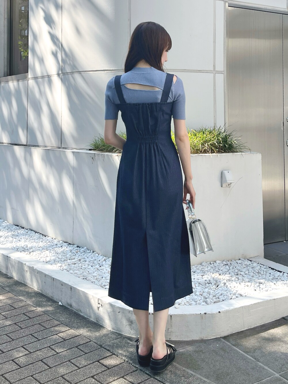 ブルー系のニット/セーター、ブルー系のワンピース、シルバー系のハンドバッグを着用したレディースの秋コーディネートの3枚目の写真