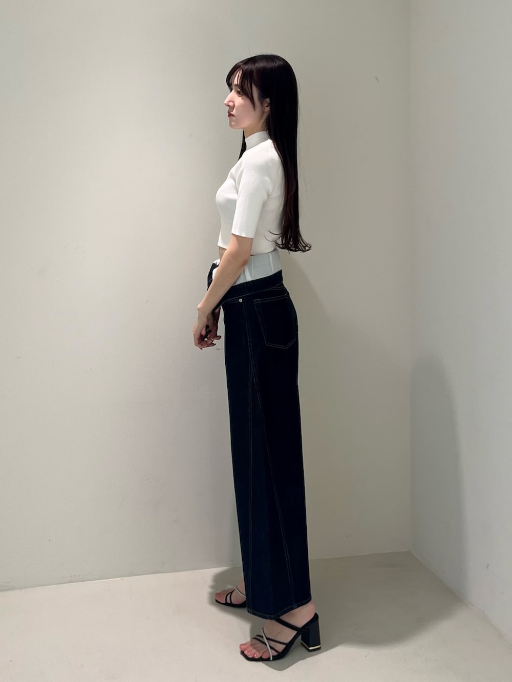 ブラック系のサンダル、ブルー系のその他パンツ、ホワイト系のニット/セーターを着用したレディースの春コーディネートの3枚目の写真