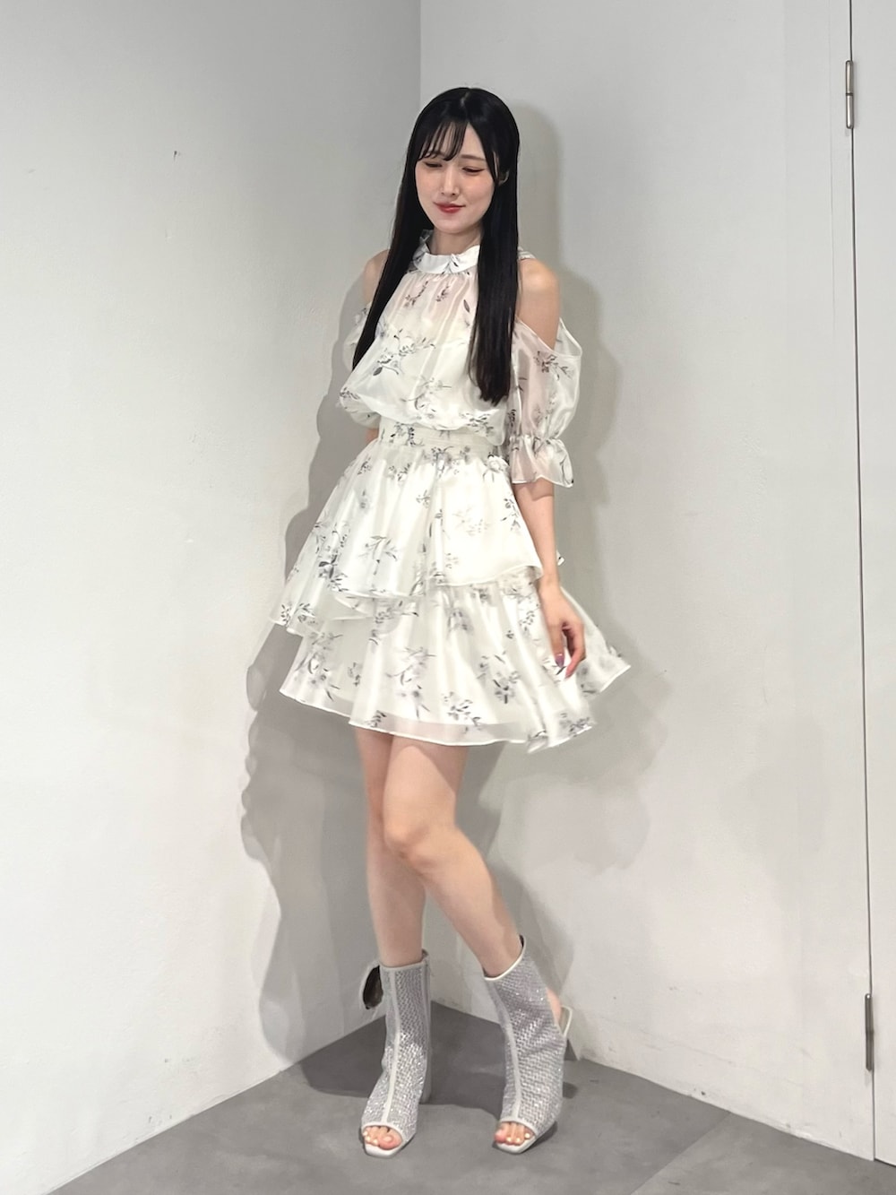 ホワイト系のワンピース、グリーン系のショルダーバッグ、グレー系のブーツを着用したレディースの夏コーディネートの2枚目の写真