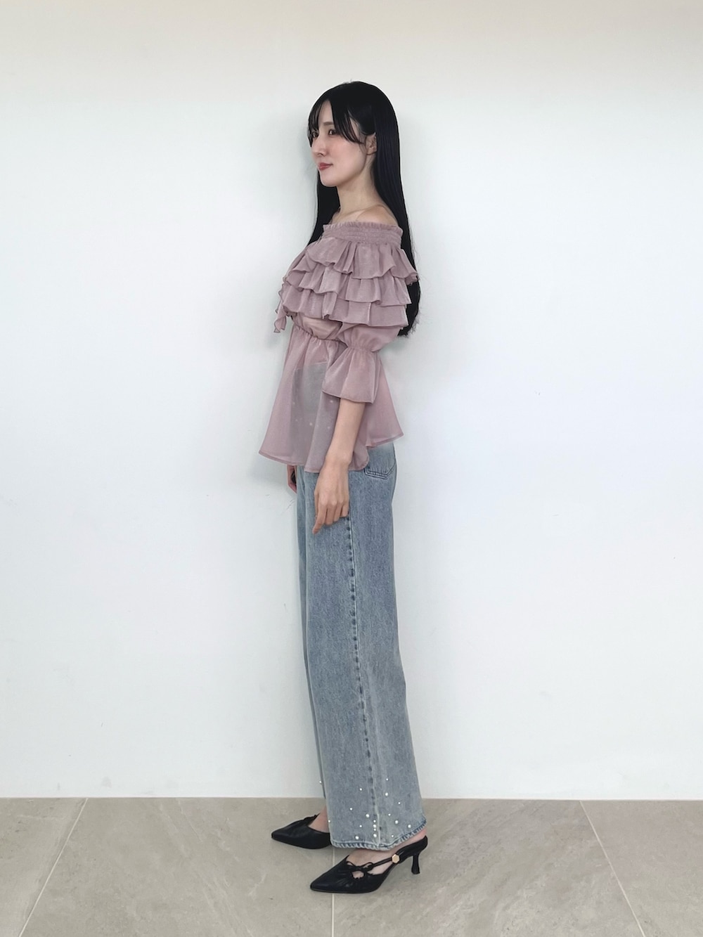 ブラック系のサンダル、ブルー系のデニムパンツ、ピンク系のシャツ/ブラウスを着用したレディースの夏コーディネートの4枚目の写真