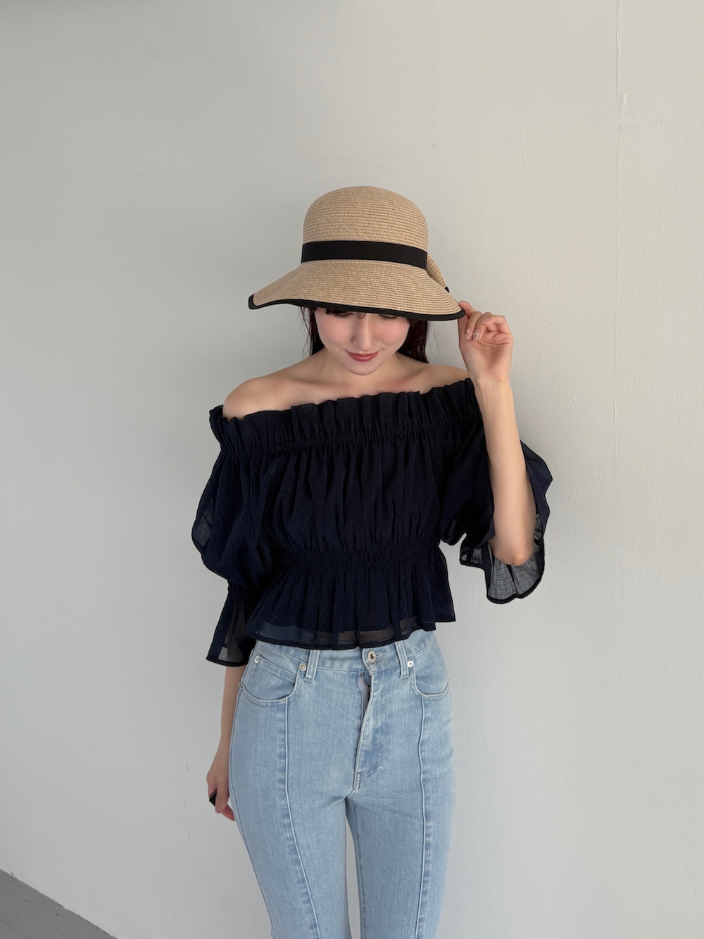 ブルー系のデニムパンツ、ブラック系のサンダル、ブルー系のシャツ/ブラウスを着用したレディースの春コーディネートの4枚目の写真