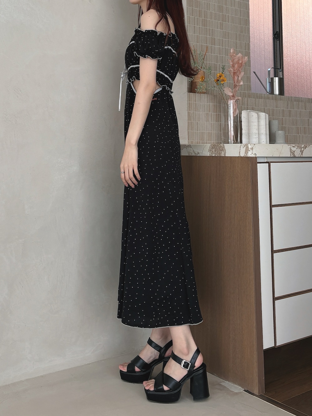 ブラック系のサンダル、ブラック系のワンピースを着用したレディースの春コーディネートの3枚目の写真