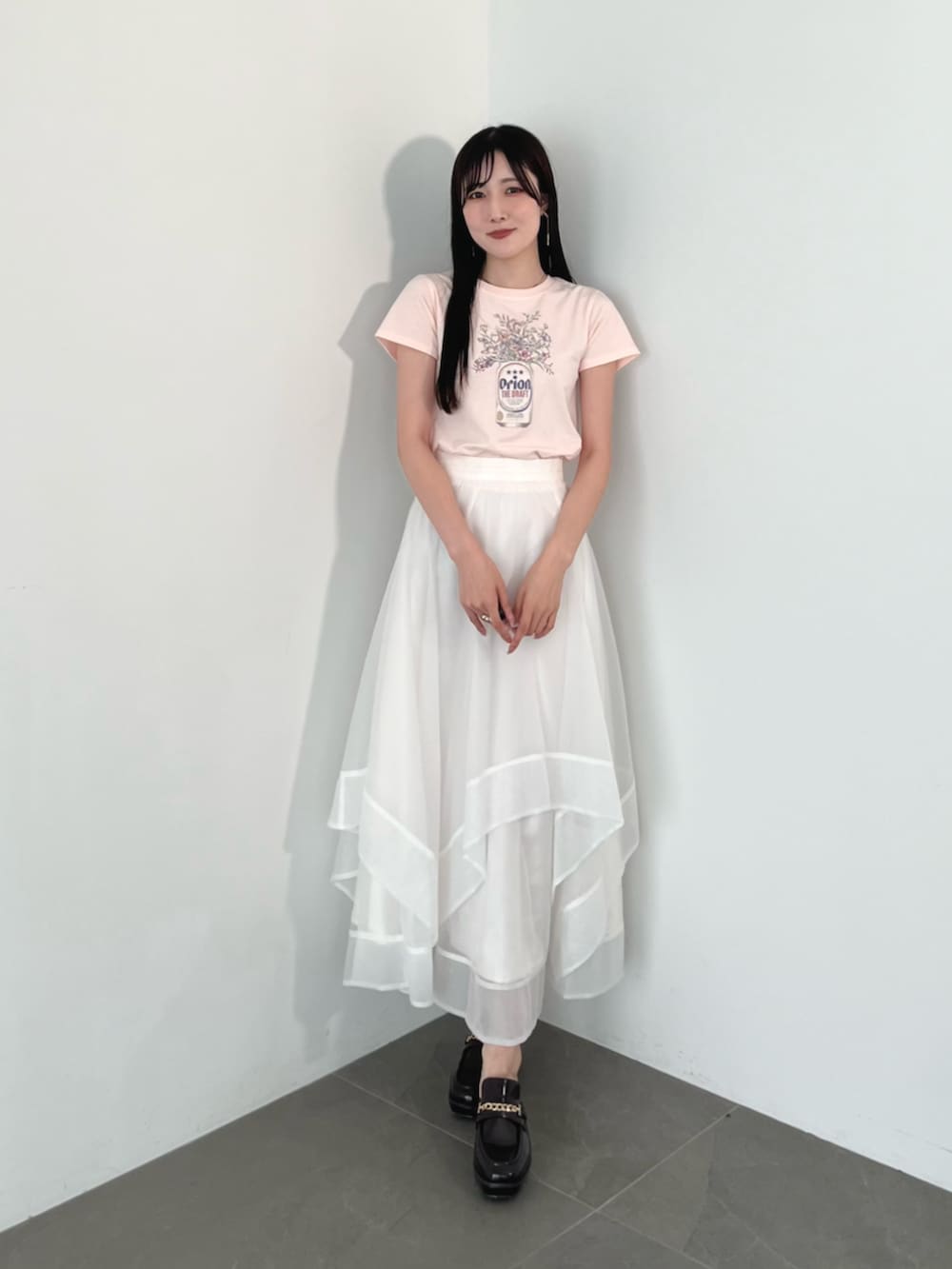 ブラウン系のローファー、ホワイト系のスカートを着用したレディースの夏コーディネートの3枚目の写真