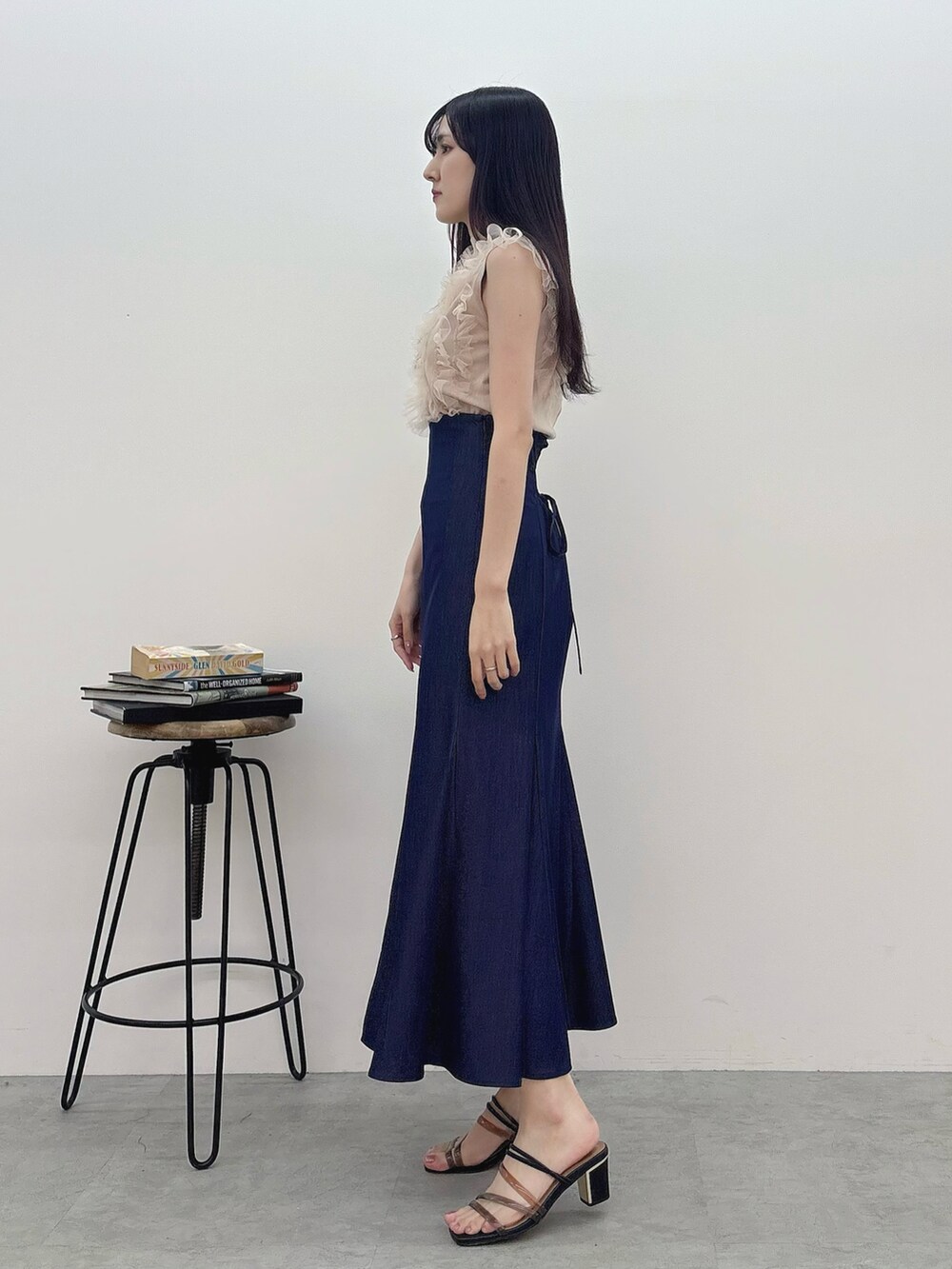 ピンク系のニット/セーター、ブルー系のスカート、ブラック系のサンダルを着用したレディースの夏コーディネートの3枚目の写真