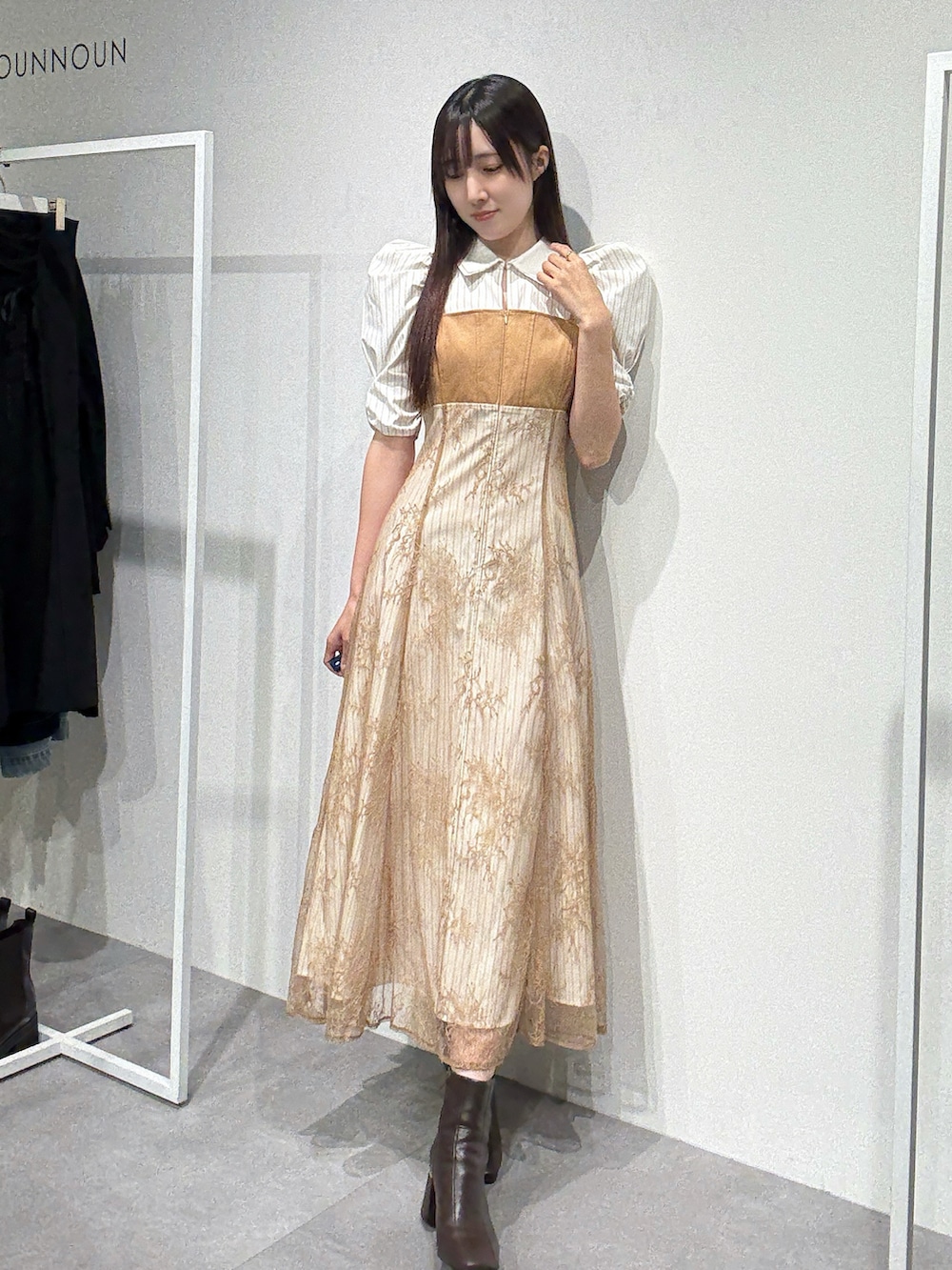 ブラウン系のブーツ、ベージュ系のワンピースを着用したレディースの夏コーディネートの2枚目の写真