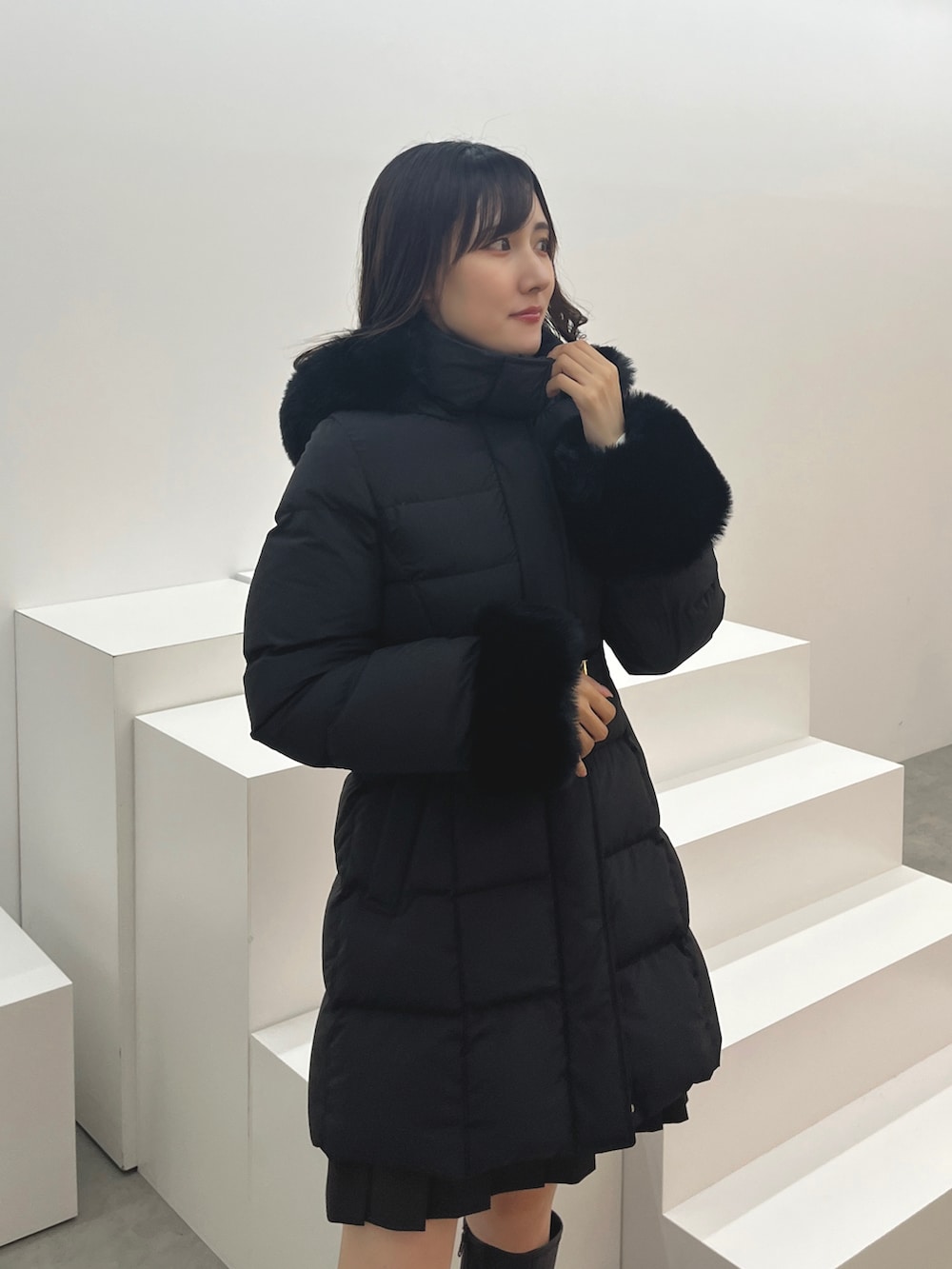 「レイヤードスタイル、休日スタイル、高身長女子、ブラック、ミニスカート、ダウンコート、ダウンコーデ、ブラックコーデ、ロングブーツ、ロングブーツコーデ、着痩せ・細見え、MERCURYDUO(MERCURYDUO)、マーキュリーデュオ(MERCURYDUO)」｜「MERCURYDUOのファー付アライドロングダウン（ダウンジャケット/コート、ブラック系）」を使った、kyokaさん（骨格ナチュラル・レディース・167cm）の秋コーディネートの5枚目の写真
