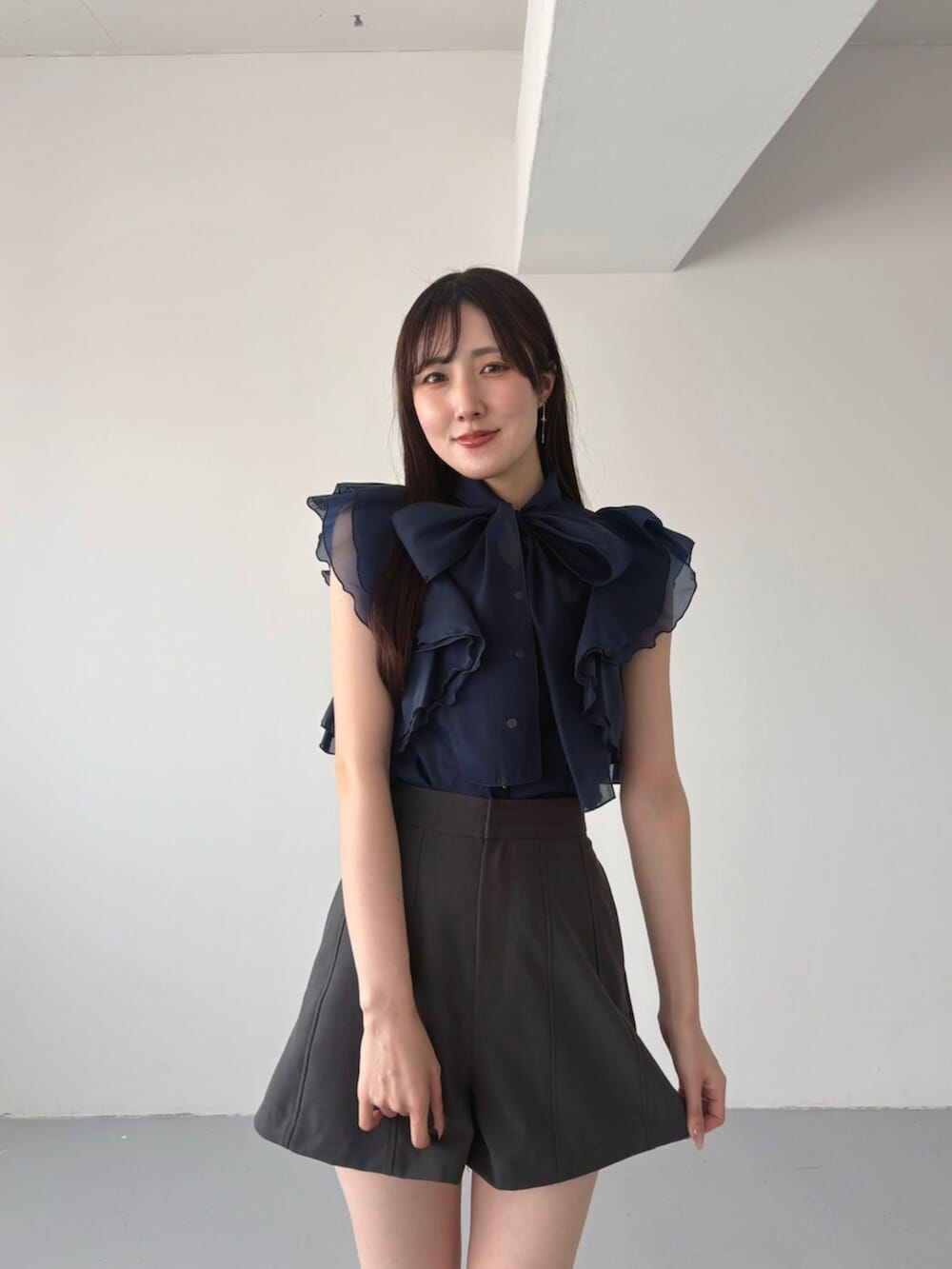 グレー系のその他パンツ、ブルー系のシャツ/ブラウスを着用したレディースの夏コーディネートの6枚目の写真