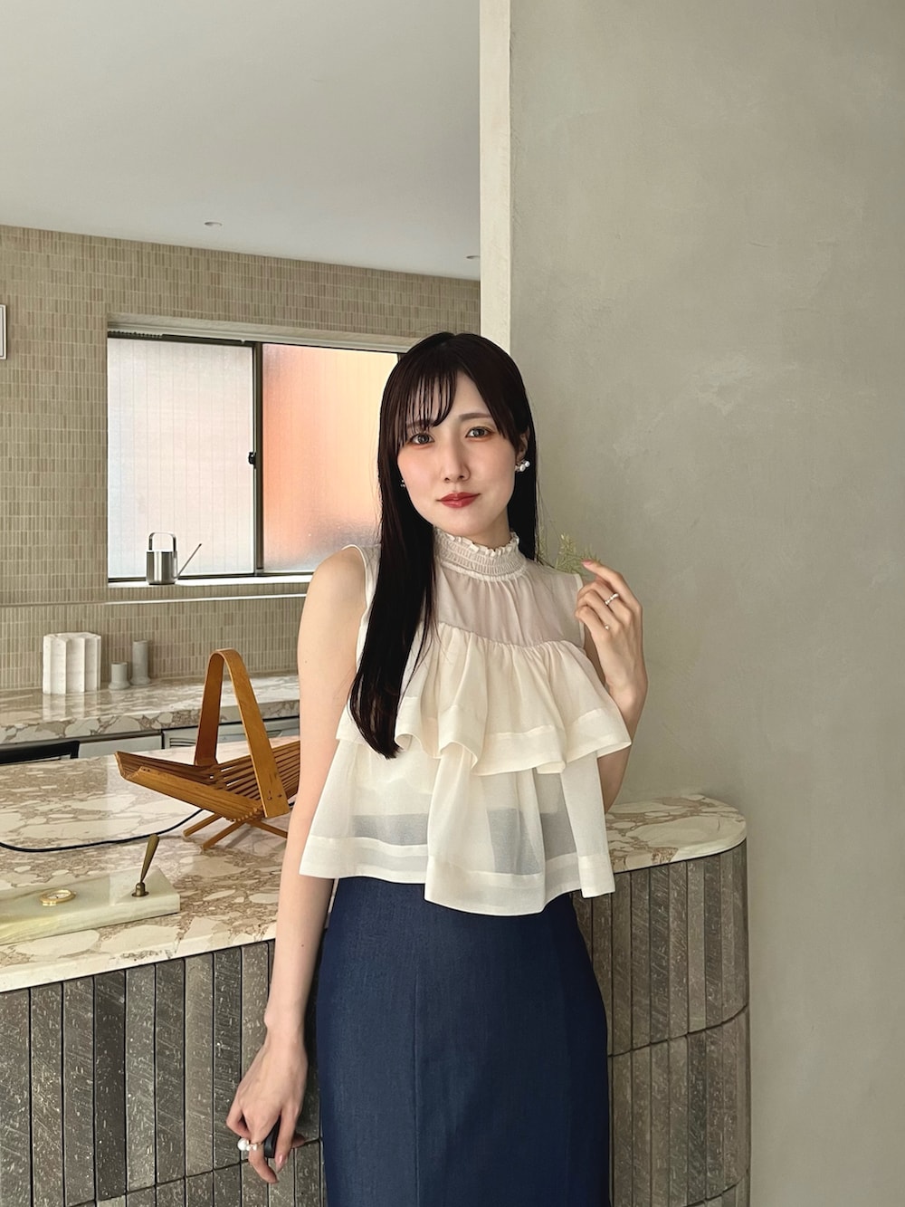 ブルー系のスカート、ホワイト系のサンダル、ホワイト系のシャツ/ブラウスを着用したレディースの夏コーディネートの3枚目の写真