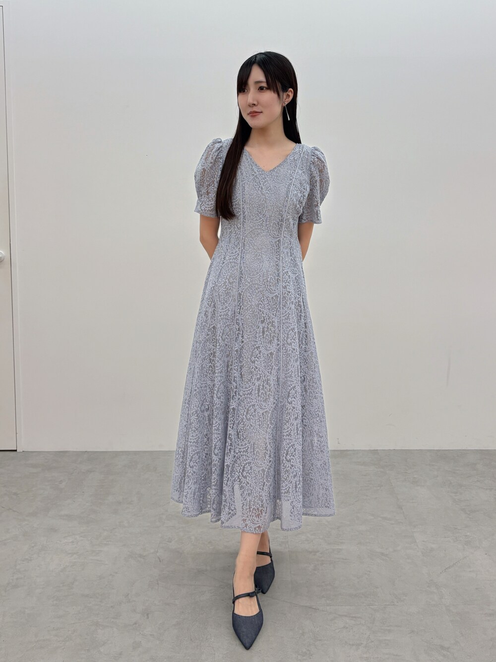 ブルー系のワンピースを着用したレディースの冬コーディネートの2枚目の写真