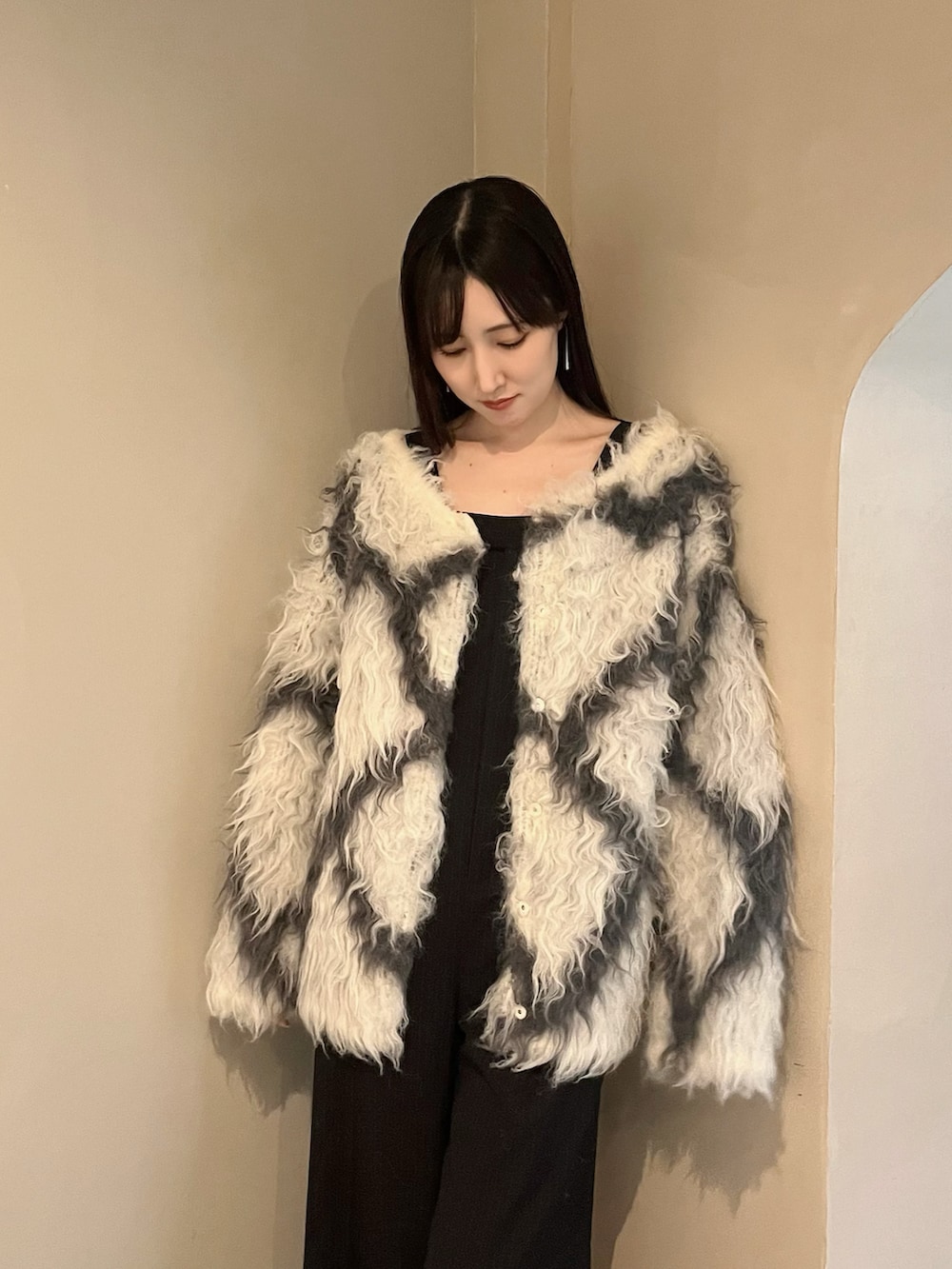 ブラック系のブーツ、ブラック系のつなぎ/オールインワン、その他のニット/セーターを着用したレディースの春コーディネートの5枚目の写真