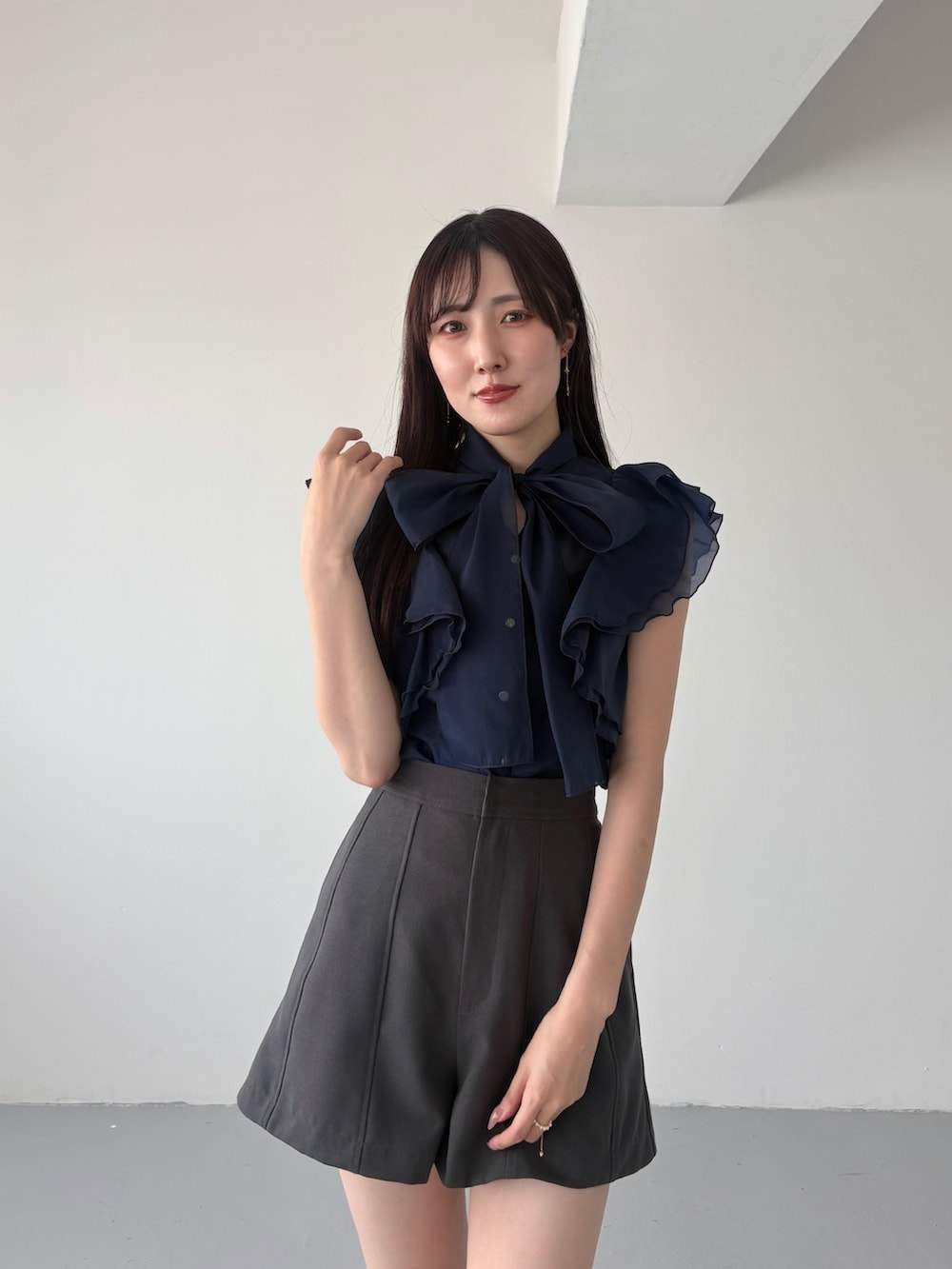グレー系のその他パンツ、ブラック系のシューズ、ブルー系のシャツ/ブラウスを着用したレディースの夏コーディネートの5枚目の写真