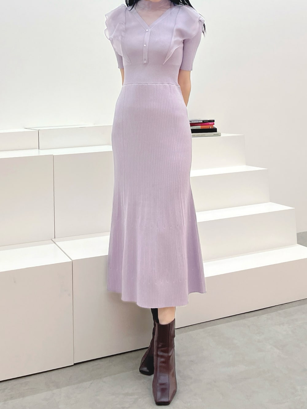 パープル系のワンピース、ブラウン系のブーツを着用したレディースの秋コーディネートの4枚目の写真