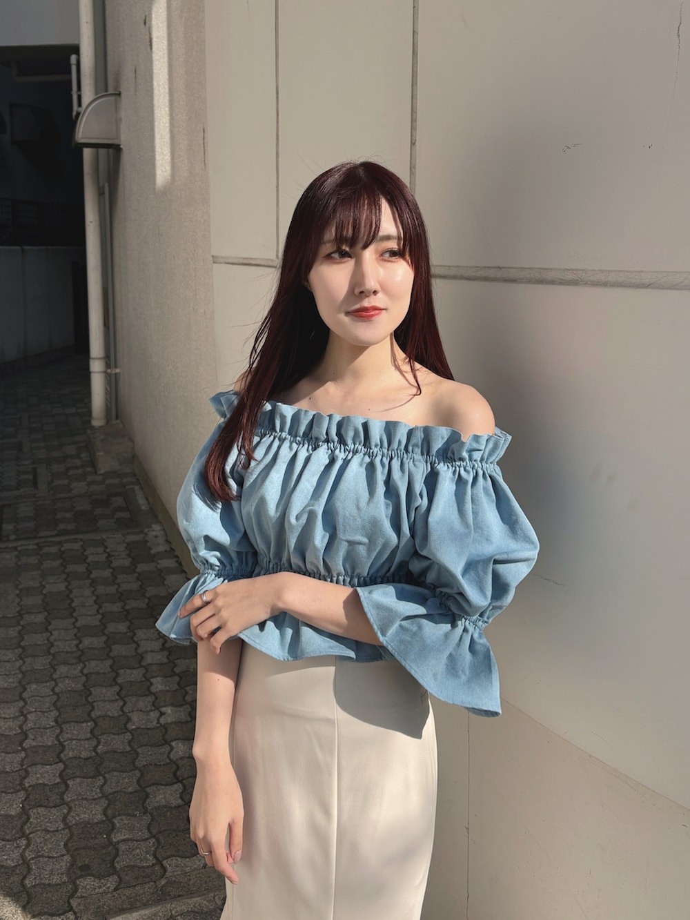 ブルー系のシャツ/ブラウス、ホワイト系のサンダル、ホワイト系のスカートを着用したレディースの春コーディネートの5枚目の写真