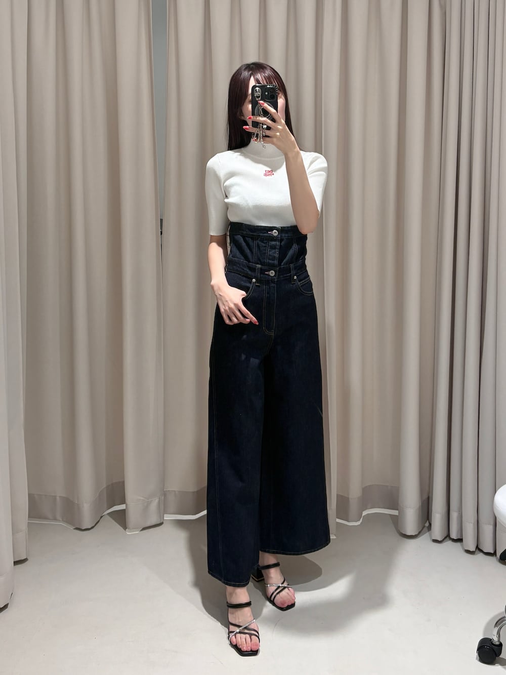 ブラック系のサンダル、ブルー系のその他パンツ、ホワイト系のニット/セーターを着用したレディースの春コーディネートの2枚目の写真