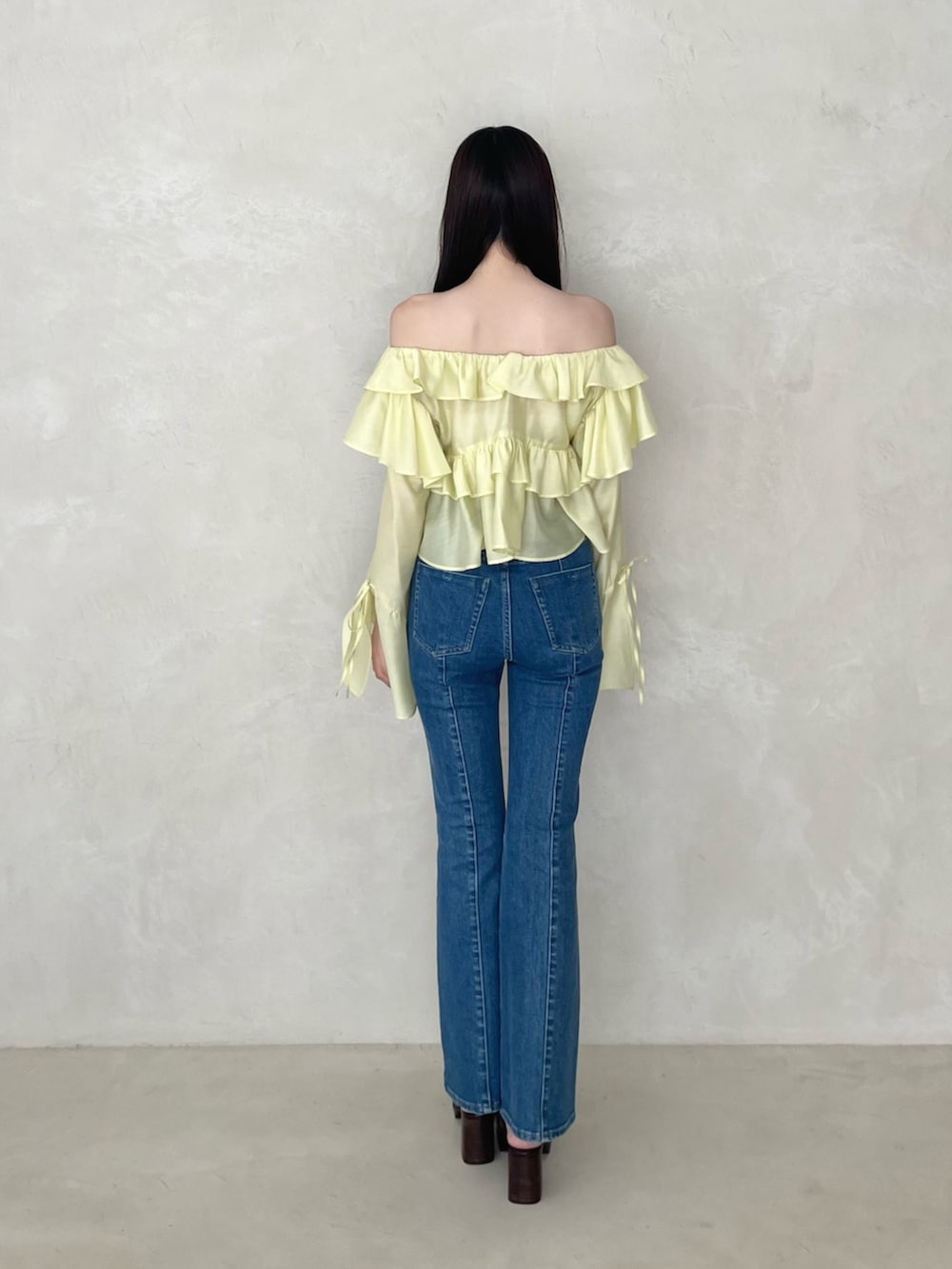 ブルー系のデニムパンツ、ブラウン系のローファー、イエロー系のシャツ/ブラウスを着用したレディースの夏コーディネートの4枚目の写真