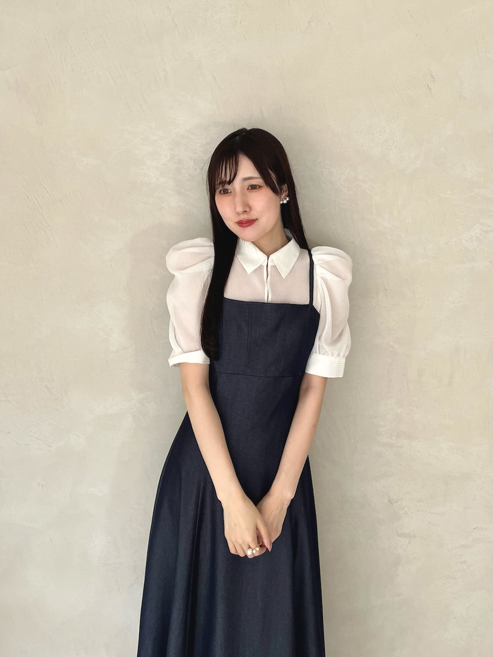 ホワイト系のサンダル、ブルー系のワンピース、ブラック系のキャップを着用したレディースの夏コーディネートの5枚目の写真