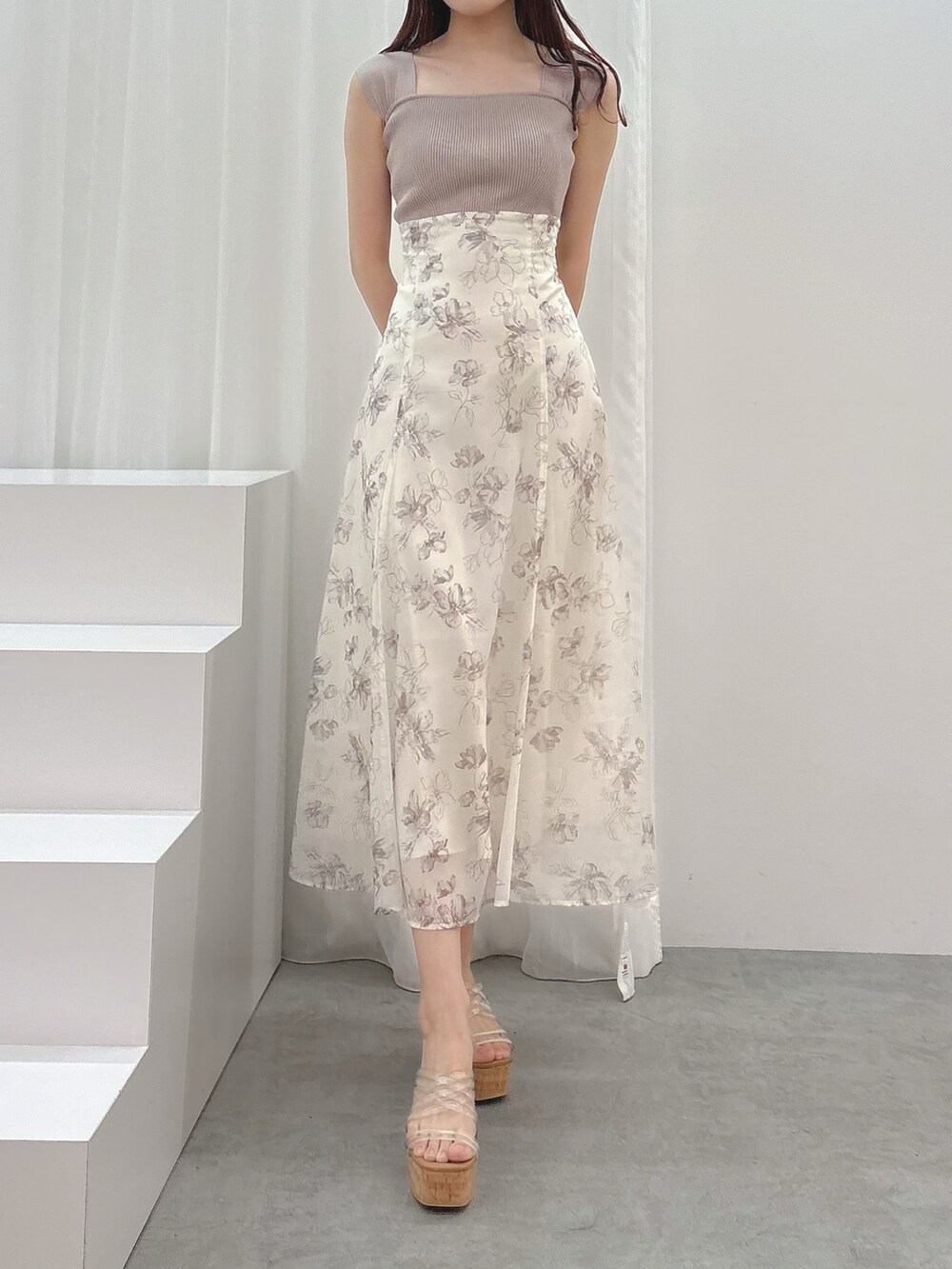 ベージュ系のワンピース、その他のサンダルを着用したレディースの春コーディネートの2枚目の写真