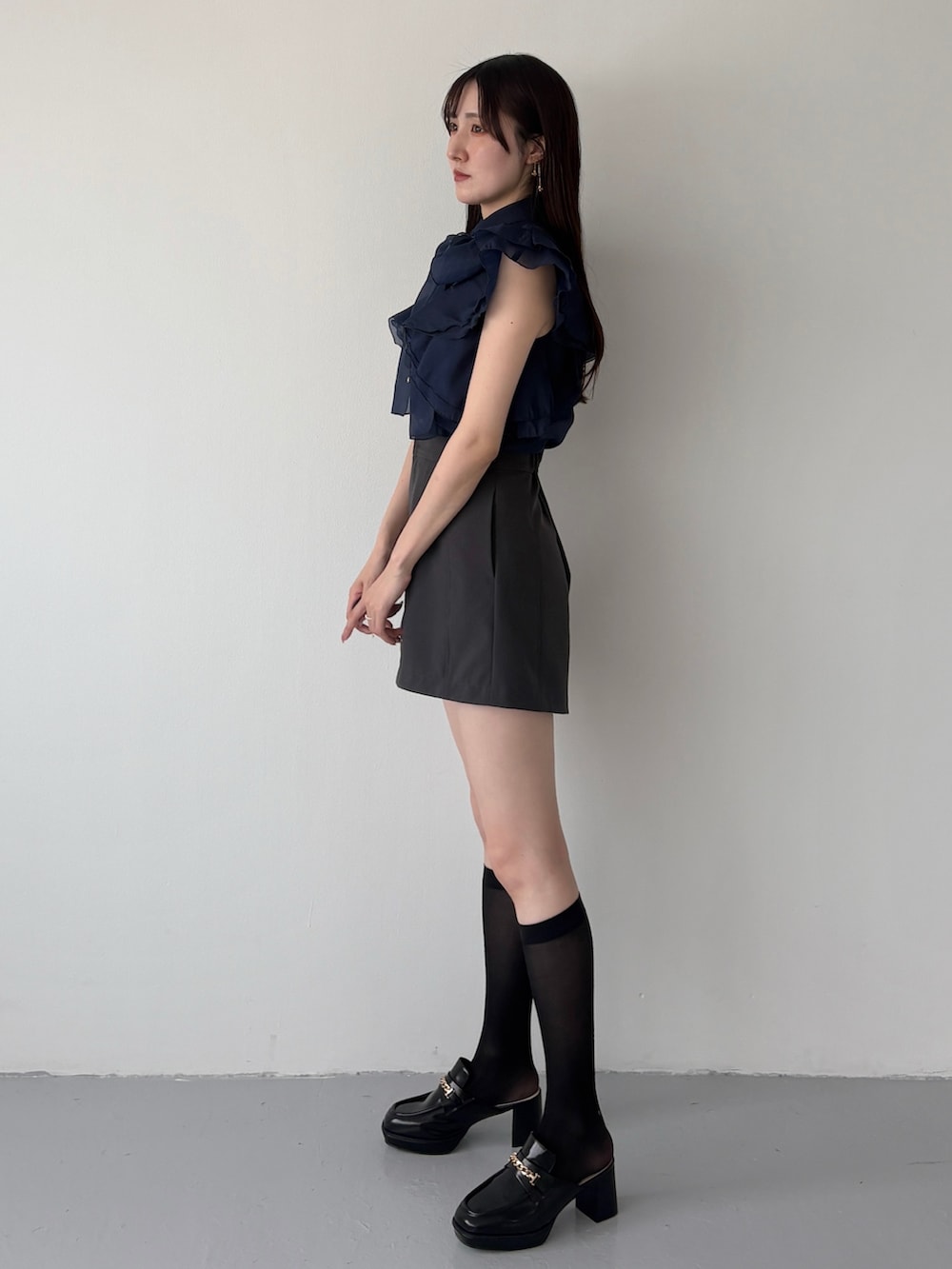 グレー系のその他パンツ、ブラック系のシューズ、ブルー系のシャツ/ブラウスを着用したレディースの夏コーディネートの3枚目の写真