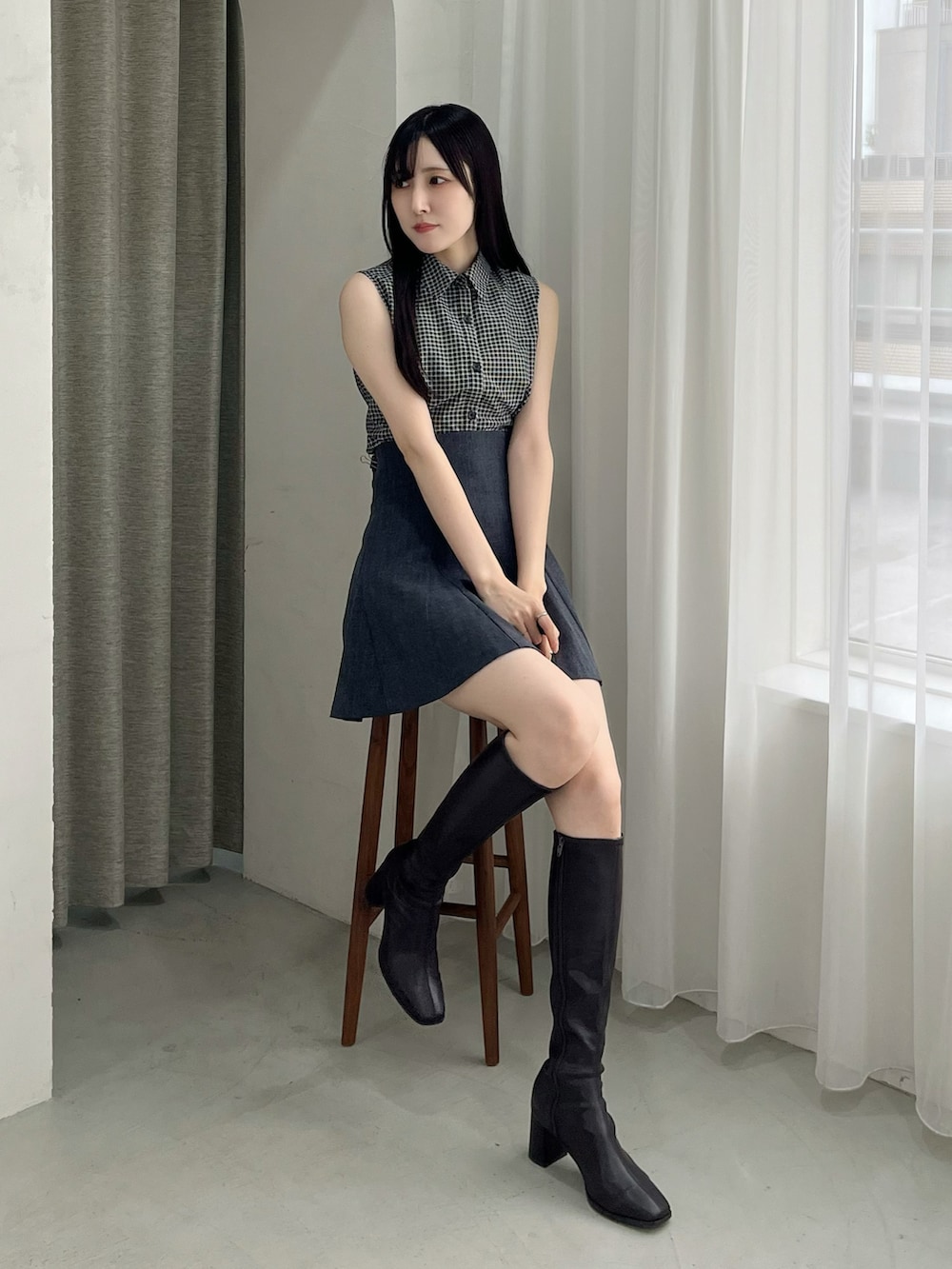 その他のシャツ/ブラウス、グレー系のスカート、ブラック系のブーツを着用したレディースの夏コーディネートの3枚目の写真