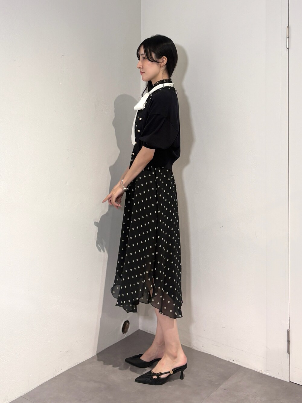 ブラック系のサンダル、ブラック系のワンピース、ブルー系のニット/セーターを着用したレディースの夏コーディネートの3枚目の写真