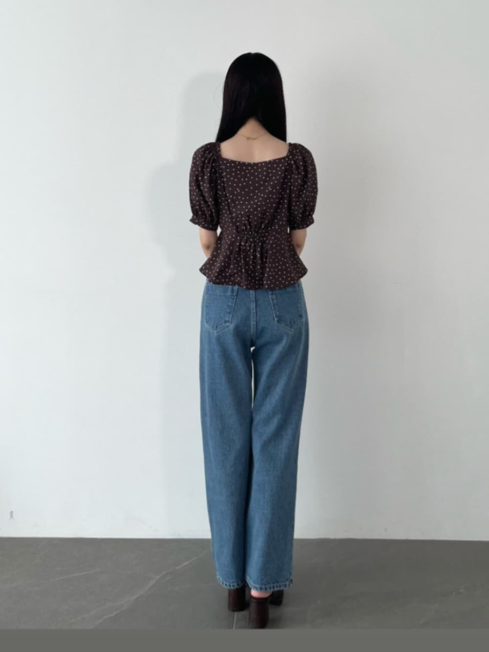 ブラウン系のシャツ/ブラウス、ブラウン系のローファー、ブルー系のデニムパンツを着用したレディースの夏コーディネートの5枚目の写真