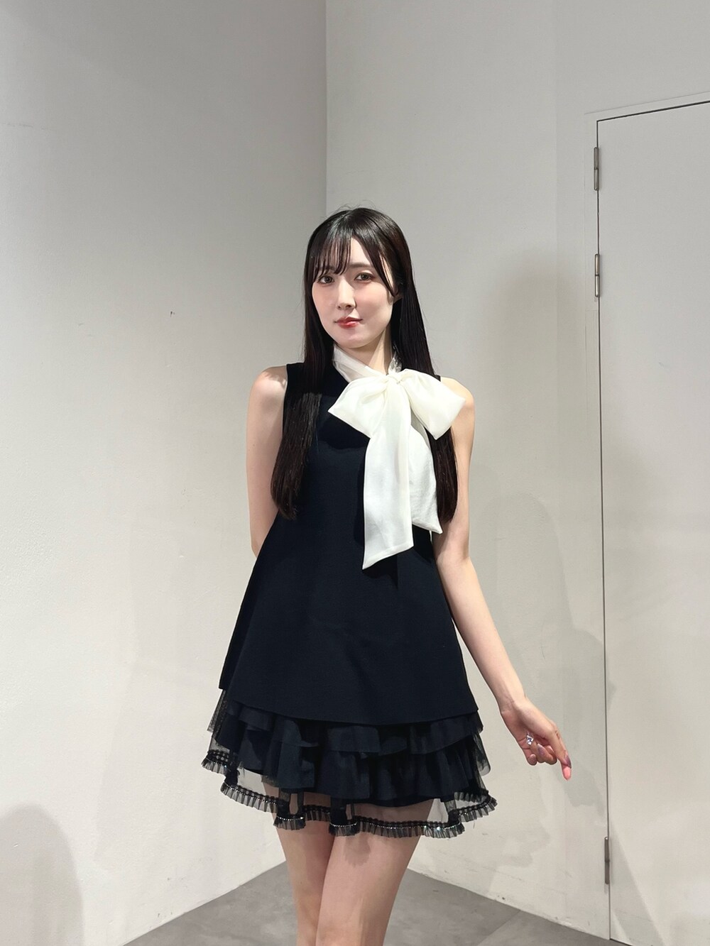 ブラック系のスカート、ブラック系のニット/セーター、グレー系のブーツを着用したレディースの夏コーディネートの5枚目の写真