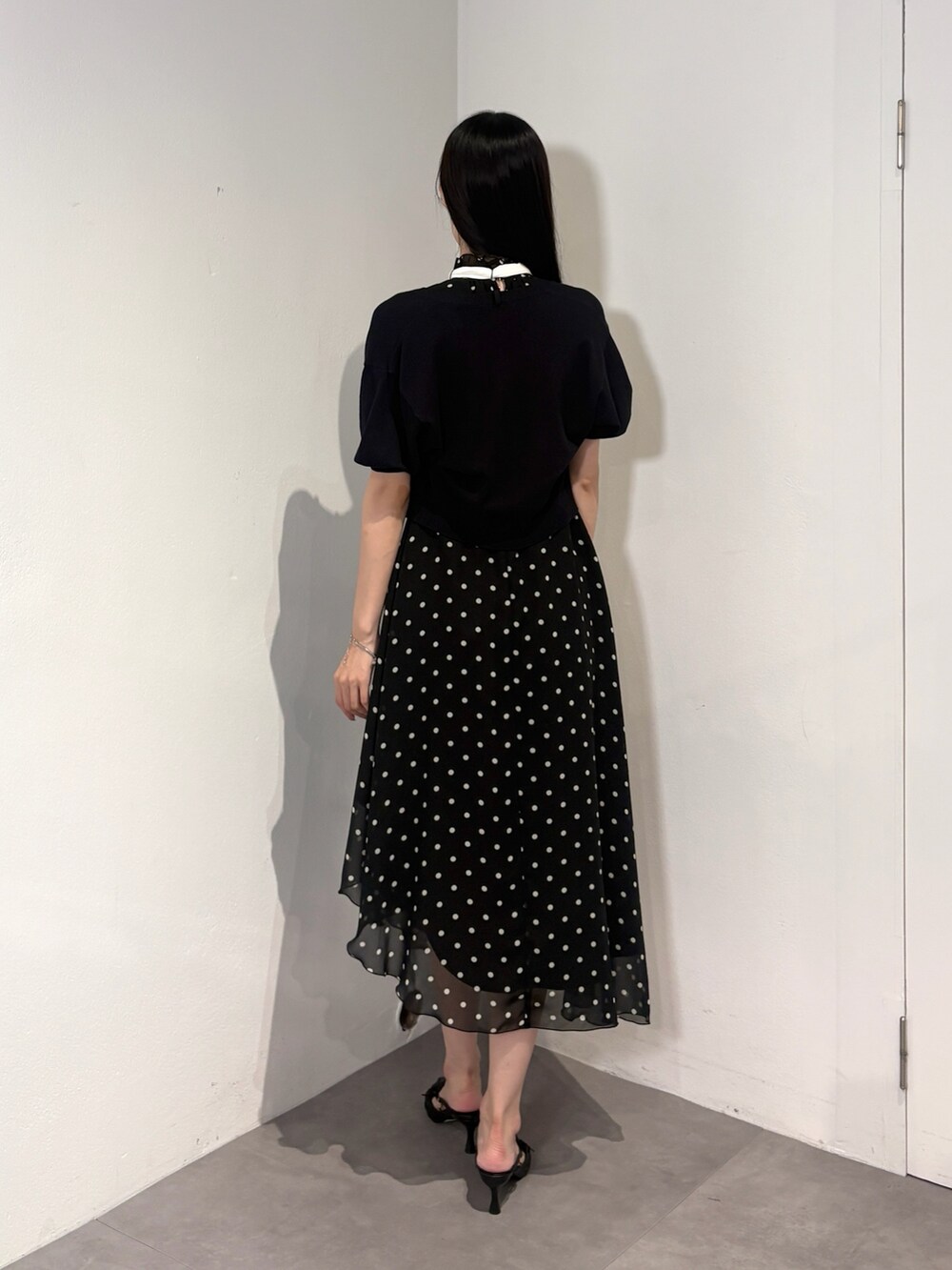 ブラック系のサンダル、ブラック系のワンピース、ブルー系のニット/セーターを着用したレディースの夏コーディネートの4枚目の写真