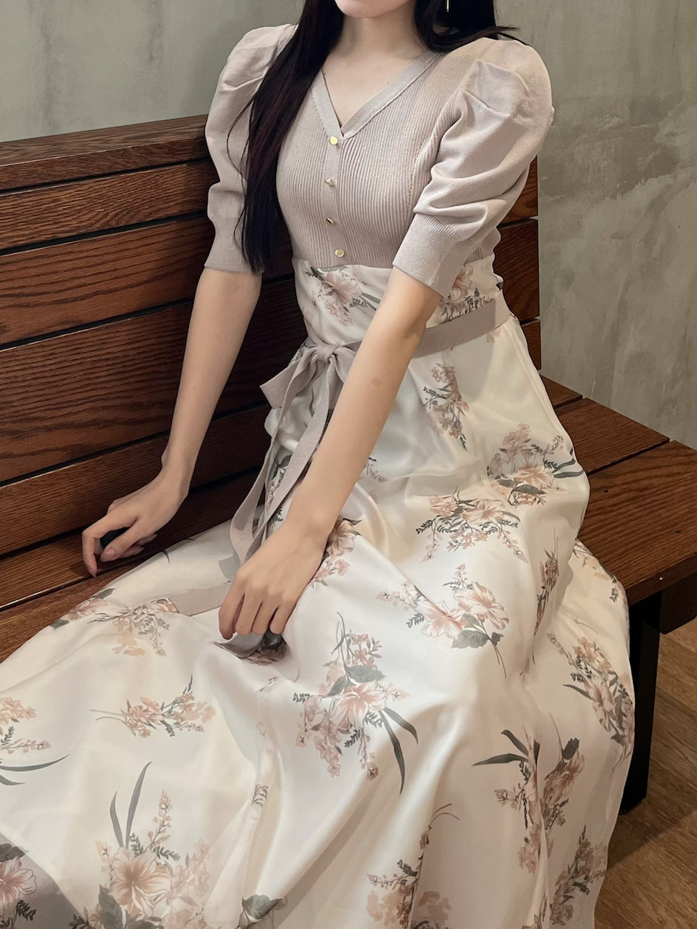 ブラウン系のパンプス、ベージュ系のワンピースを着用したレディースの春コーディネートの4枚目の写真