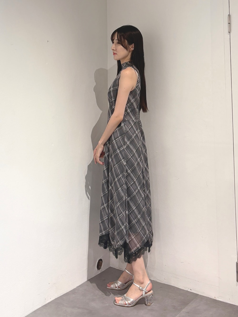 グレー系のワンピース、ブラック系のカーディガン/ボレロ、シルバー系のサンダルを着用したレディースの夏コーディネートの5枚目の写真