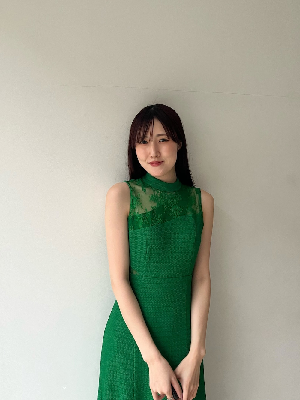 グリーン系のワンピース、ブラウン系のサンダルを着用したレディースの春コーディネートの5枚目の写真