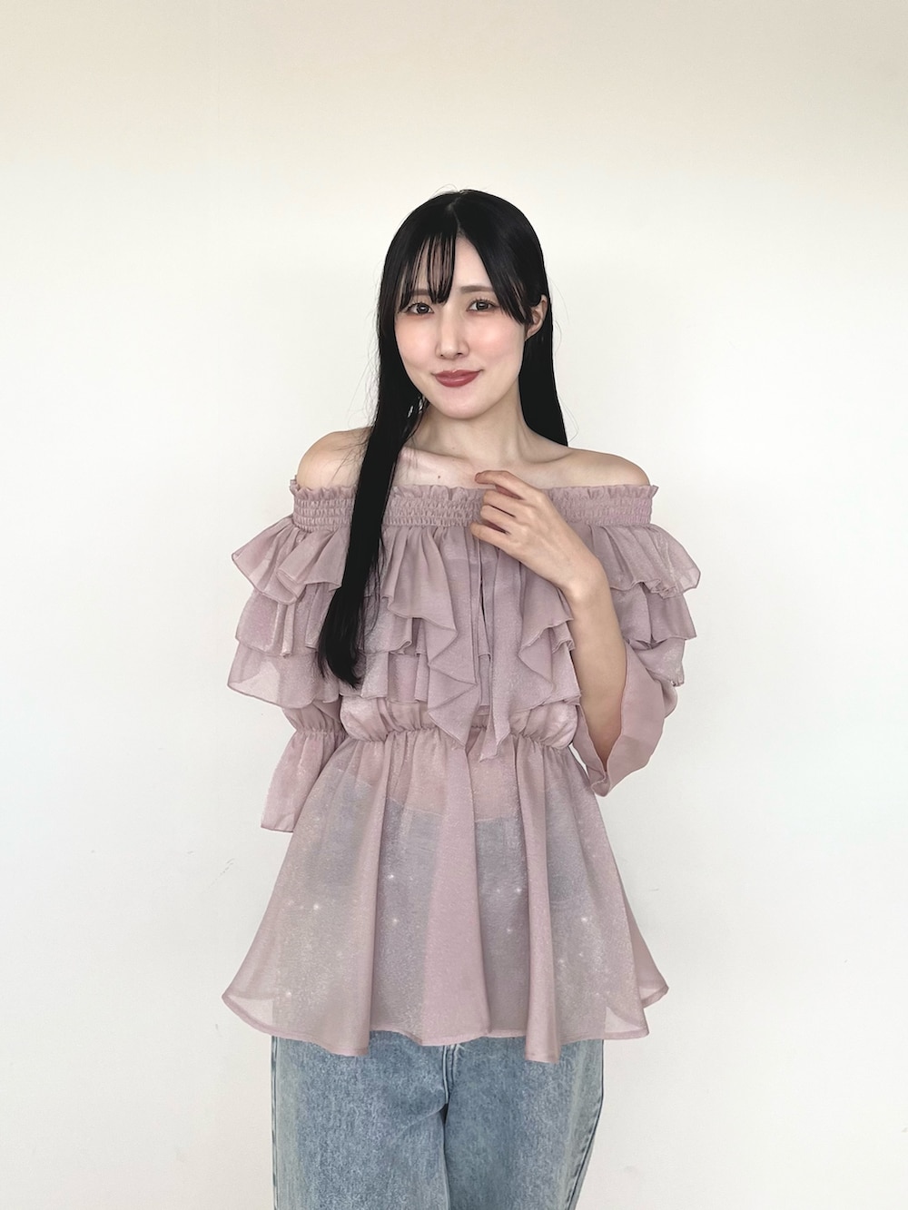 ブラック系のサンダル、ブルー系のデニムパンツ、ピンク系のシャツ/ブラウスを着用したレディースの夏コーディネートの7枚目の写真