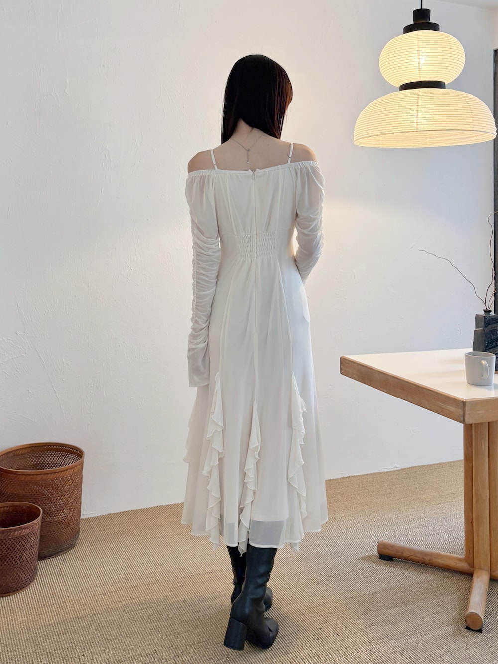 ホワイト系のワンピース、ブラック系のブーツを着用したレディースの秋コーディネートの4枚目の写真