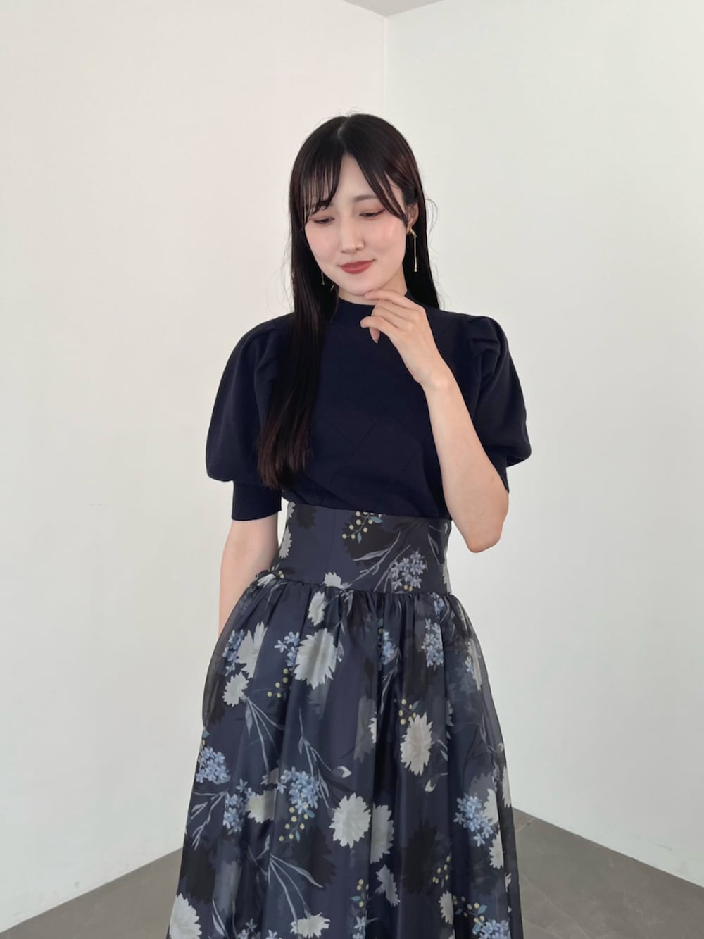 ブラウン系のブーツ、ブルー系のニット/セーター、グレー系のスカートを着用したレディースの夏コーディネートの7枚目の写真
