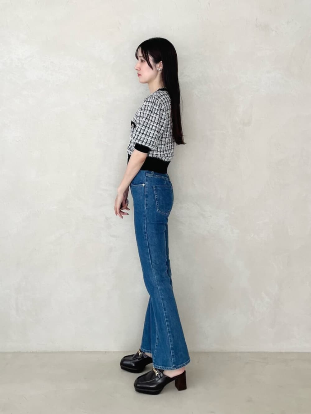 ブラック系のシューズ、ブルー系のデニムパンツ、ブラック系のカーディガン/ボレロを着用したレディースの夏コーディネートの3枚目の写真