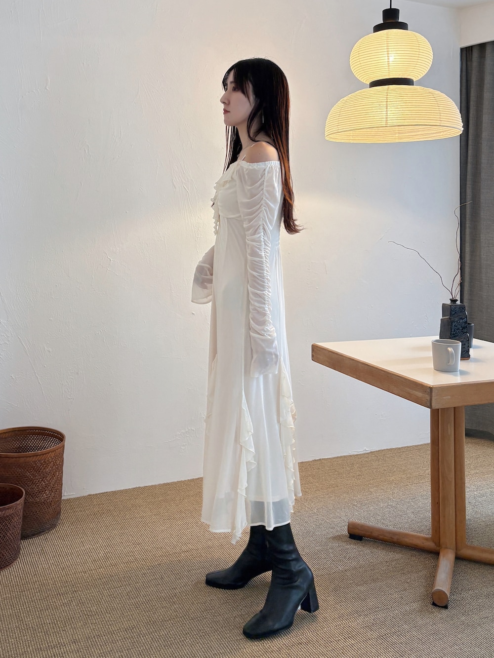 ホワイト系のワンピース、ブラック系のブーツを着用したレディースの秋コーディネートの3枚目の写真