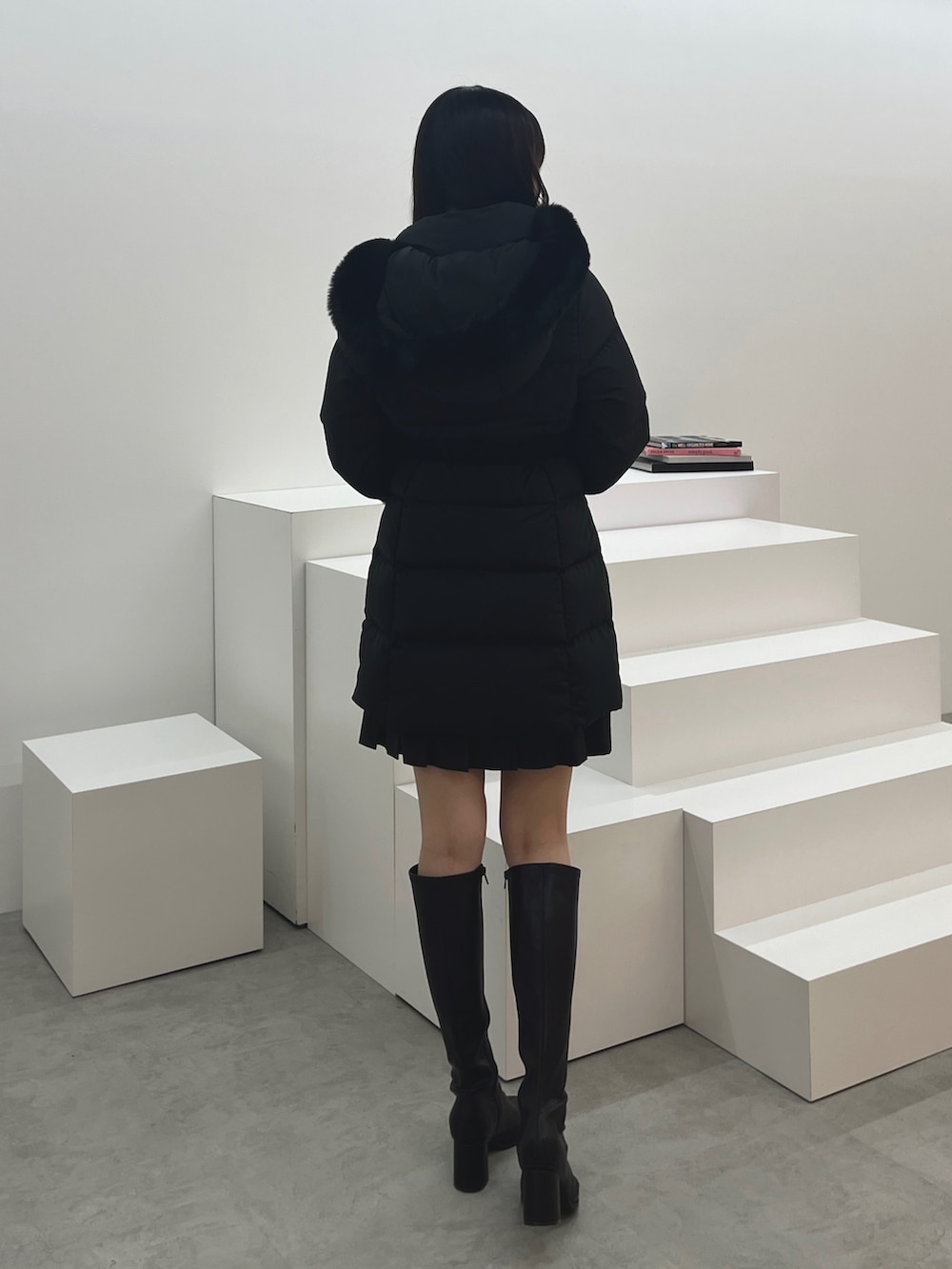 「レイヤードスタイル、休日スタイル、高身長女子、ブラック、ミニスカート、ダウンコート、ダウンコーデ、ブラックコーデ、ロングブーツ、ロングブーツコーデ、着痩せ・細見え、MERCURYDUO(MERCURYDUO)、マーキュリーデュオ(MERCURYDUO)」｜「MERCURYDUOのファー付アライドロングダウン（ダウンジャケット/コート、ブラック系）」を使った、kyokaさん（骨格ナチュラル・レディース・167cm）の秋コーディネートの4枚目の写真