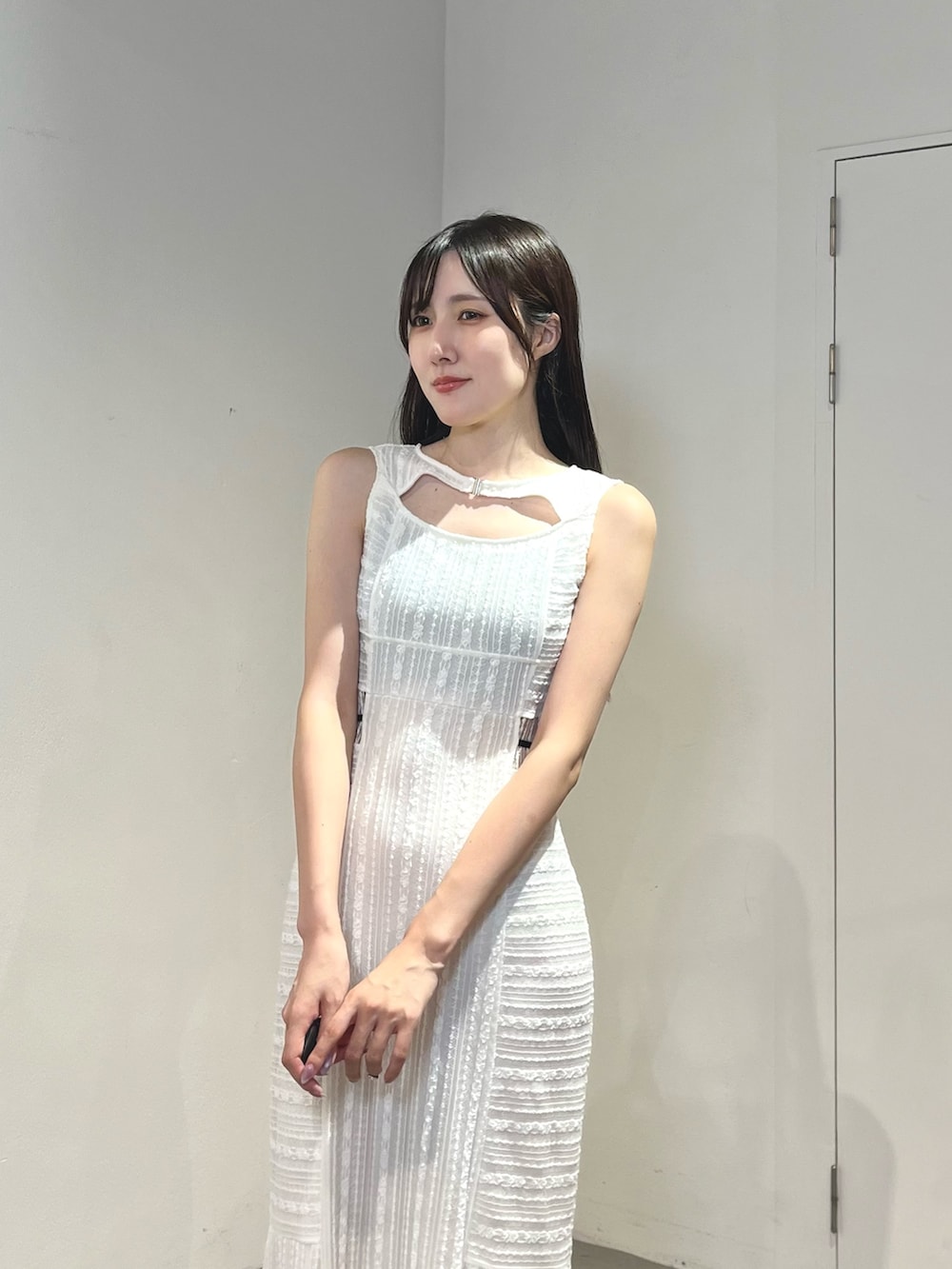その他のワンピース、ホワイト系のサンダルを着用したレディースの夏コーディネートの7枚目の写真