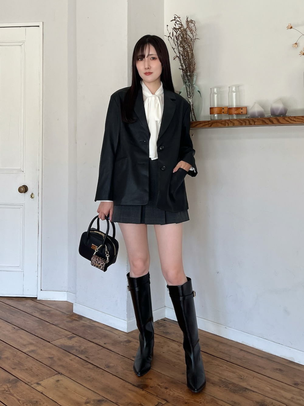 ホワイト系のシャツ/ブラウス、ブラック系のテーラードジャケット、ブラック系のハンドバッグを着用したレディースの秋コーディネートの2枚目の写真