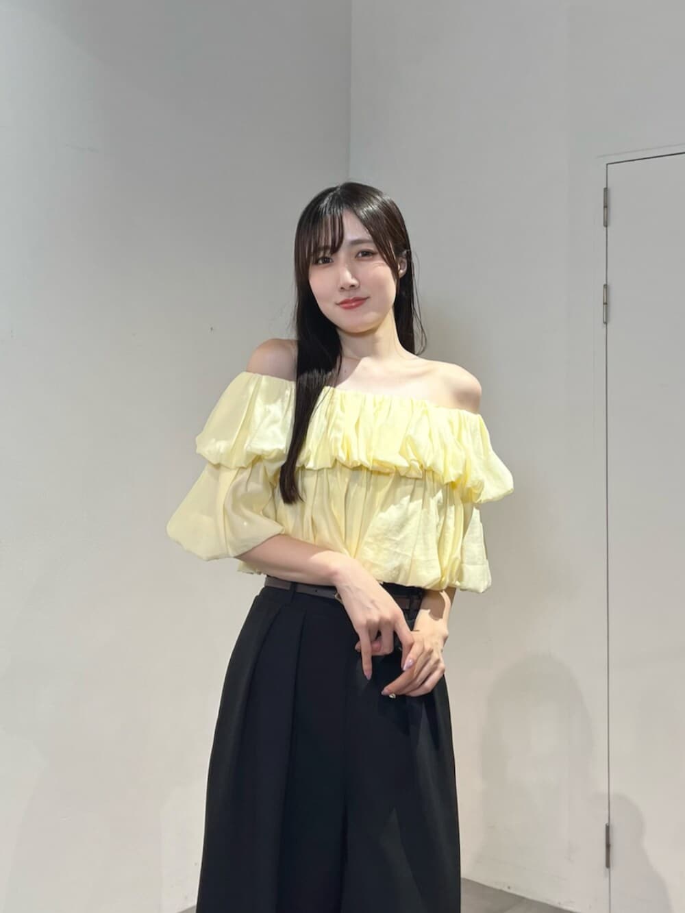 ブラック系のその他パンツ、ホワイト系のサンダル、イエロー系のシャツ/ブラウスを着用したレディースの夏コーディネートの7枚目の写真