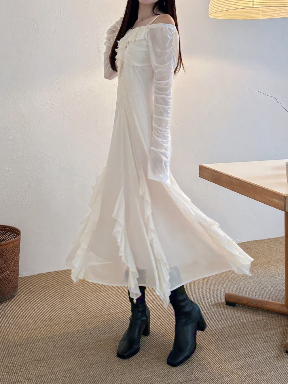 ホワイト系のワンピース、ブラック系のブーツを着用したレディースの秋コーディネートの2枚目の写真