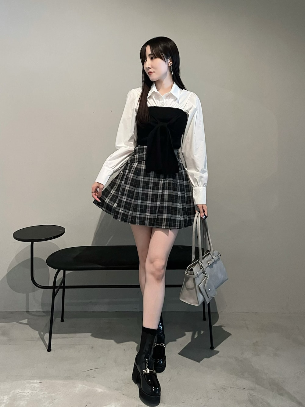 ホワイト系のシャツ/ブラウス、その他のスカート、ブラック系のブーツを着用したレディースの秋コーディネートの5枚目の写真