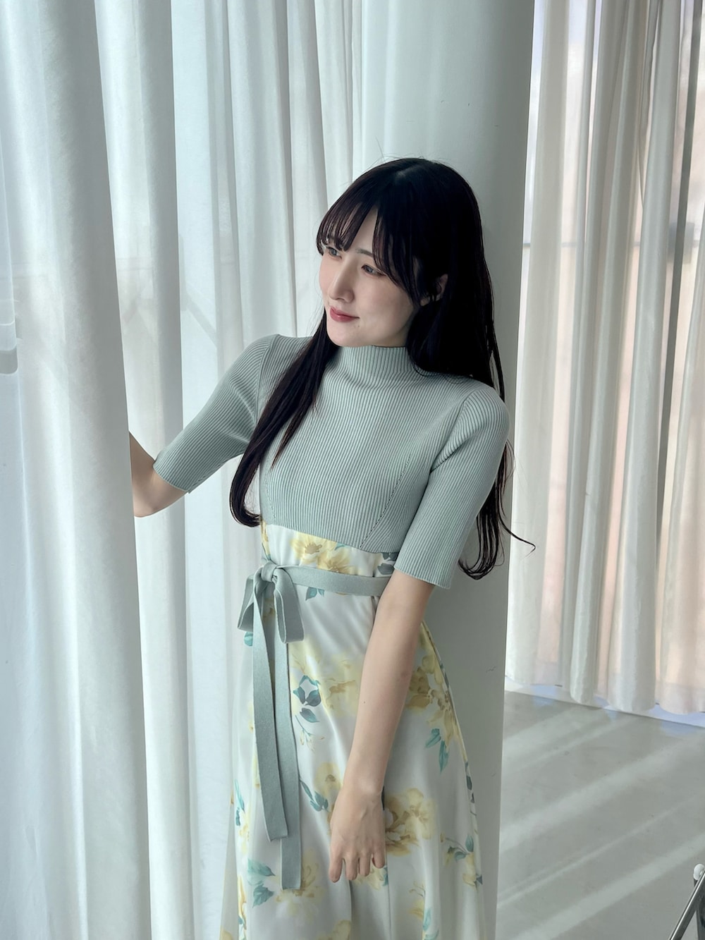 グリーン系のワンピース、ブラウン系のサンダルを着用したレディースの春コーディネートの4枚目の写真