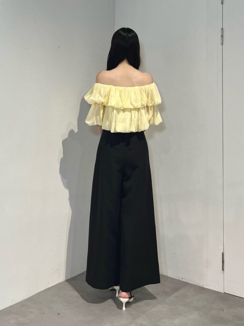 ブラック系のその他パンツ、ホワイト系のサンダル、イエロー系のシャツ/ブラウスを着用したレディースの夏コーディネートの4枚目の写真