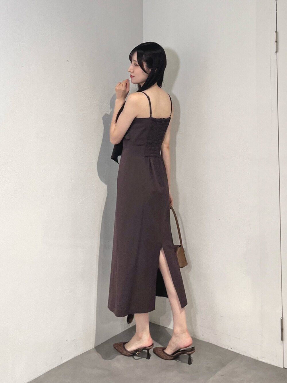 ブラウン系のハンドバッグ、ブラウン系のパンプス、ブラック系のカーディガン/ボレロを着用したレディースの夏コーディネートの8枚目の写真