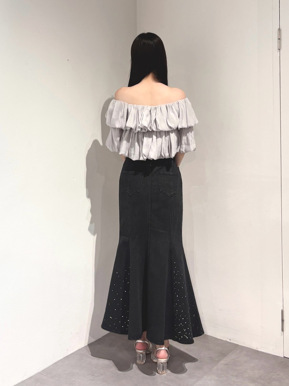 ブラック系のスカート、グレー系のシャツ/ブラウス、シルバー系のサンダルを着用したレディースの夏コーディネートの4枚目の写真