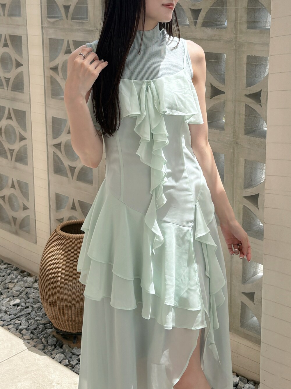 グリーン系のワンピース、グリーン系のニット/セーターを着用したレディースの夏コーディネートの5枚目の写真