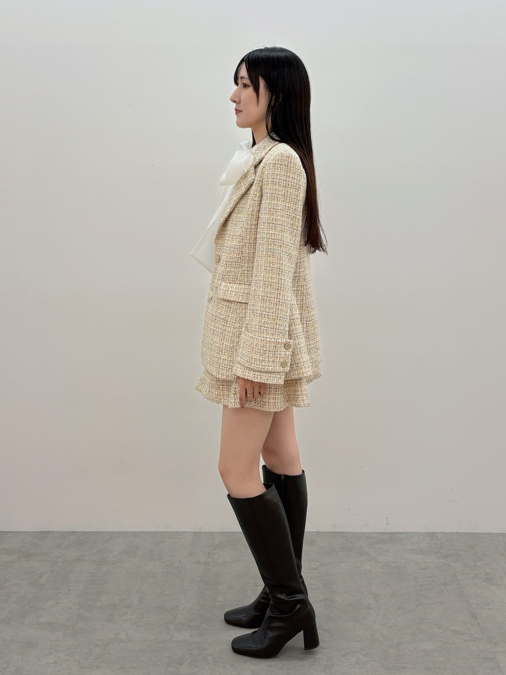 ブラウン系のブーツ、ホワイト系のシャツ/ブラウス、ベージュ系のテーラードジャケットを着用したレディースの冬コーディネートの3枚目の写真