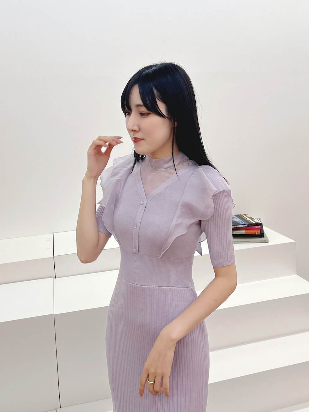 パープル系のワンピース、ブラウン系のブーツを着用したレディースの秋コーディネートの3枚目の写真