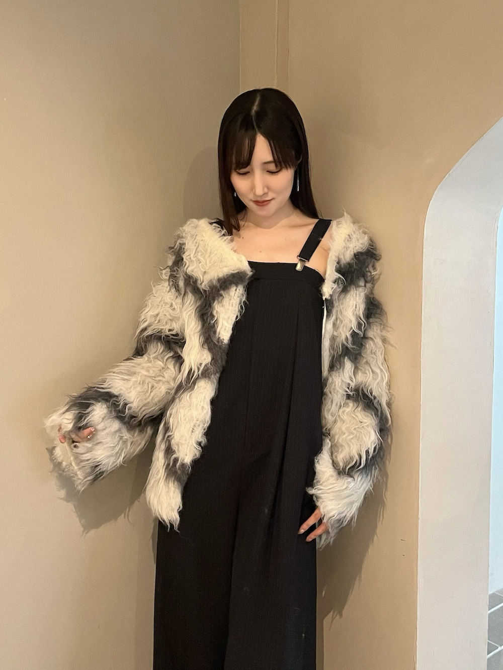 ブラック系のブーツ、ブラック系のつなぎ/オールインワン、その他のニット/セーターを着用したレディースの春コーディネートの4枚目の写真