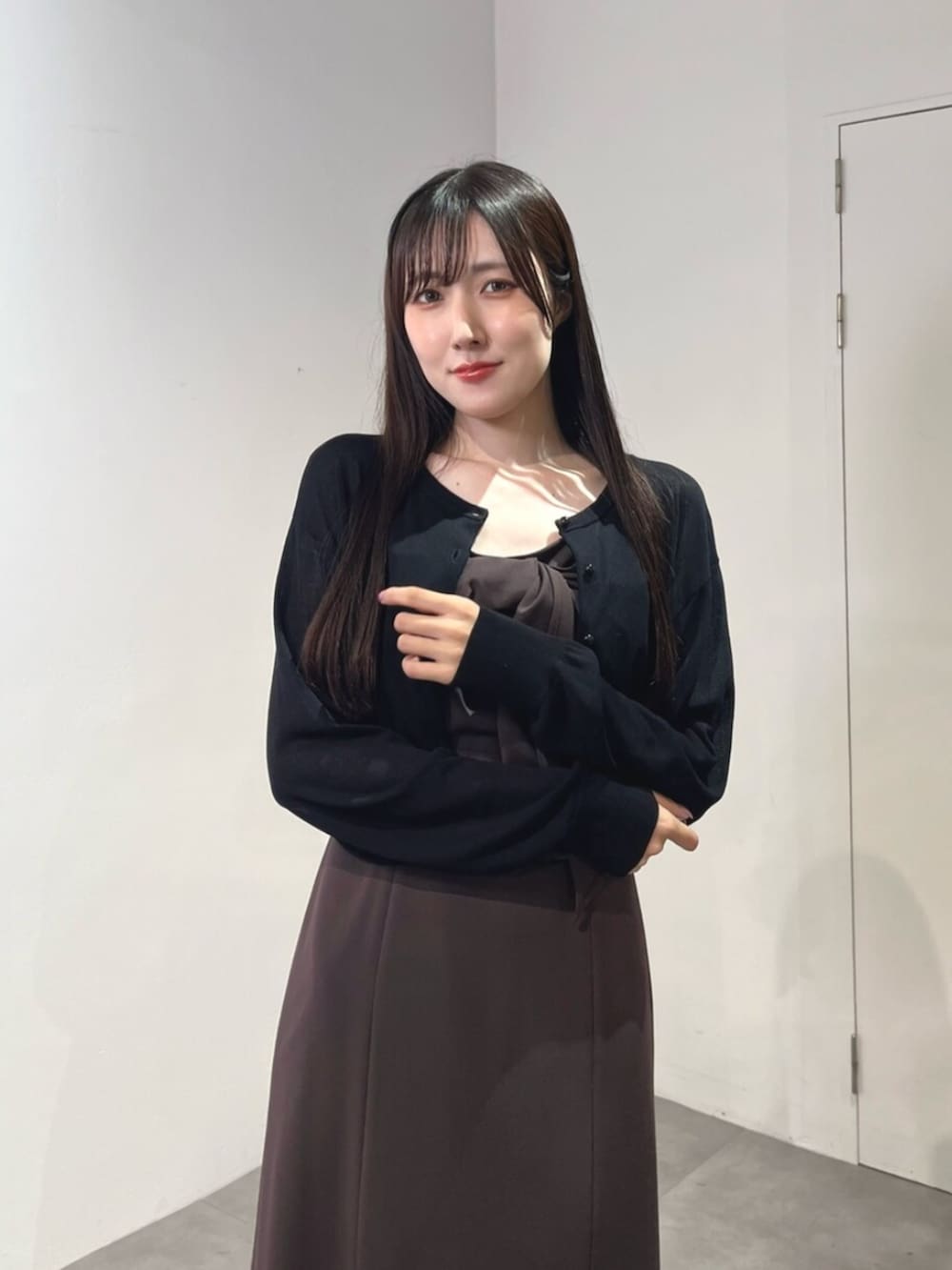 ブラウン系のハンドバッグ、ブラウン系のパンプス、ブラック系のカーディガン/ボレロを着用したレディースの夏コーディネートの5枚目の写真